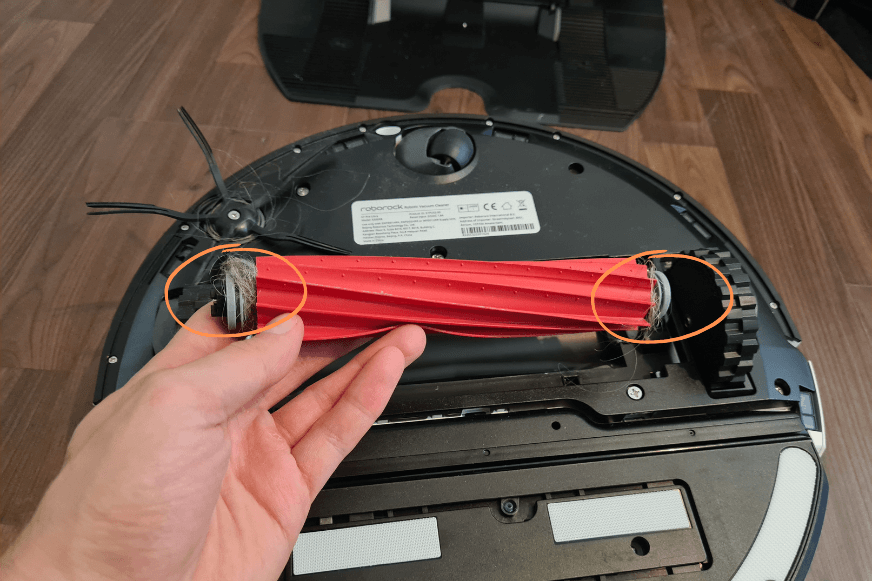 Видна резиновая щетка Roborock S7 Pro Ultra с несколькими застрявшими здесь волосками.